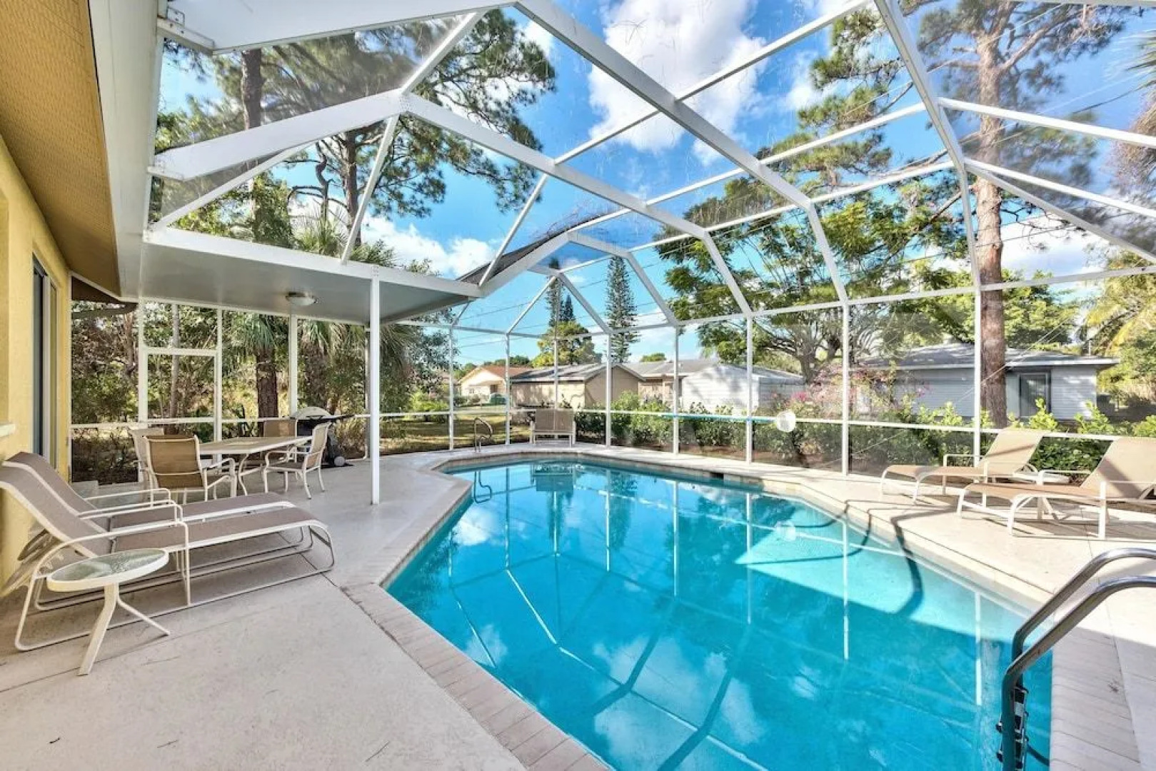 Tuscan Vacation Rental. Stylish 3-Bedroom Getaway Near Vanderbilt Beach Enjoy a Private Pool, Spacious Layout, and Modern Comforts Perfect for Families, Groups, and Pet-Friendly Stays