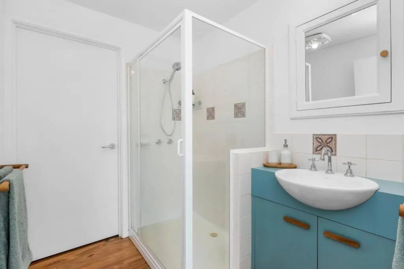 SALTWATER HOUSE - Opposite the beach and views over the lake!