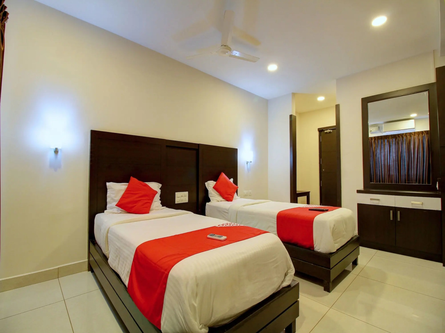 OYO 15909 The Traders Hotel