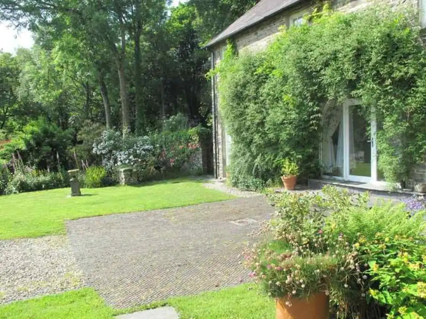 Comfortable Airy 5-bed Apartment in Llandysul