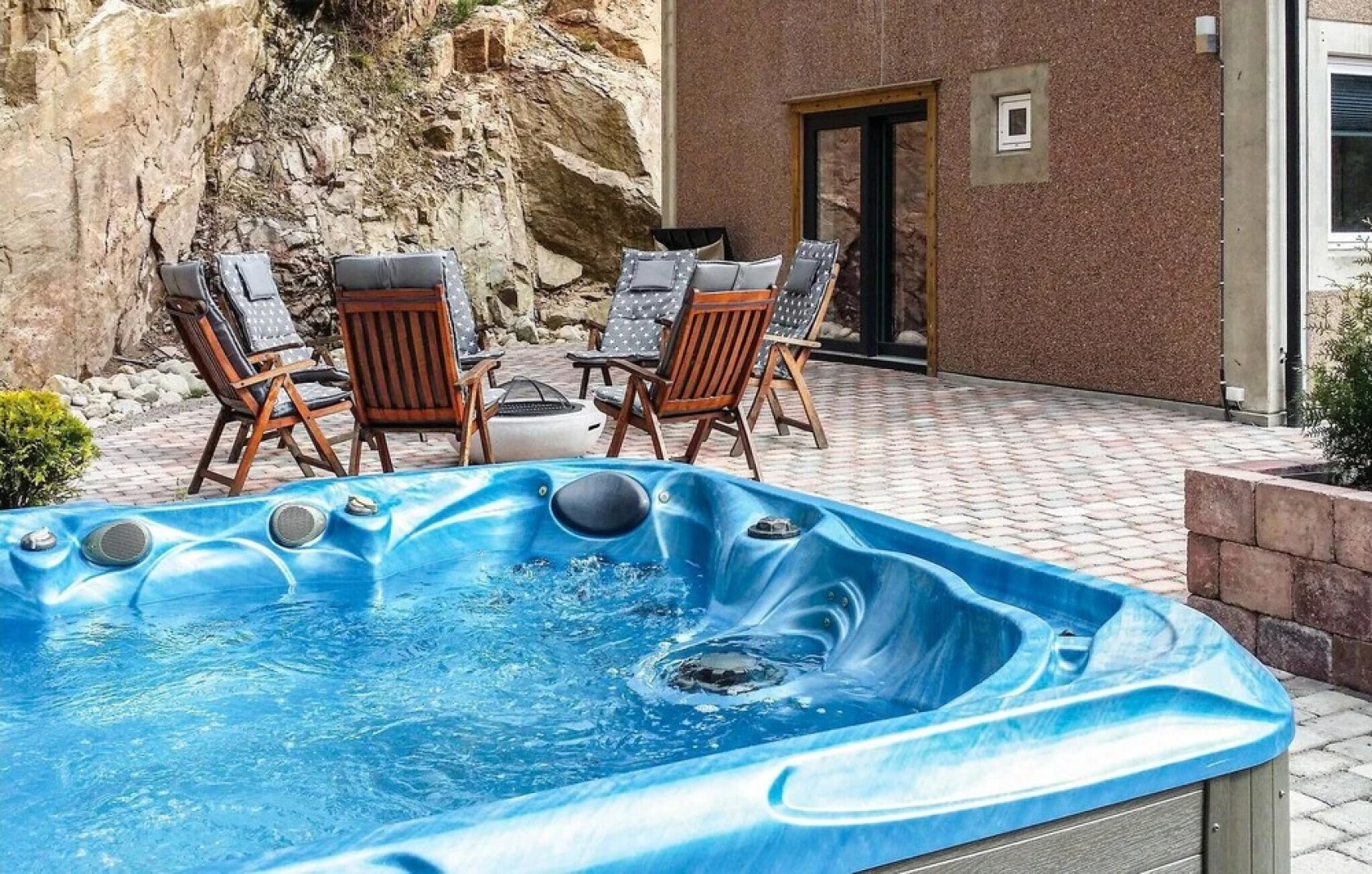 Beautiful Home in Mandal With 8 Bedrooms, Jacuzzi and Wifi