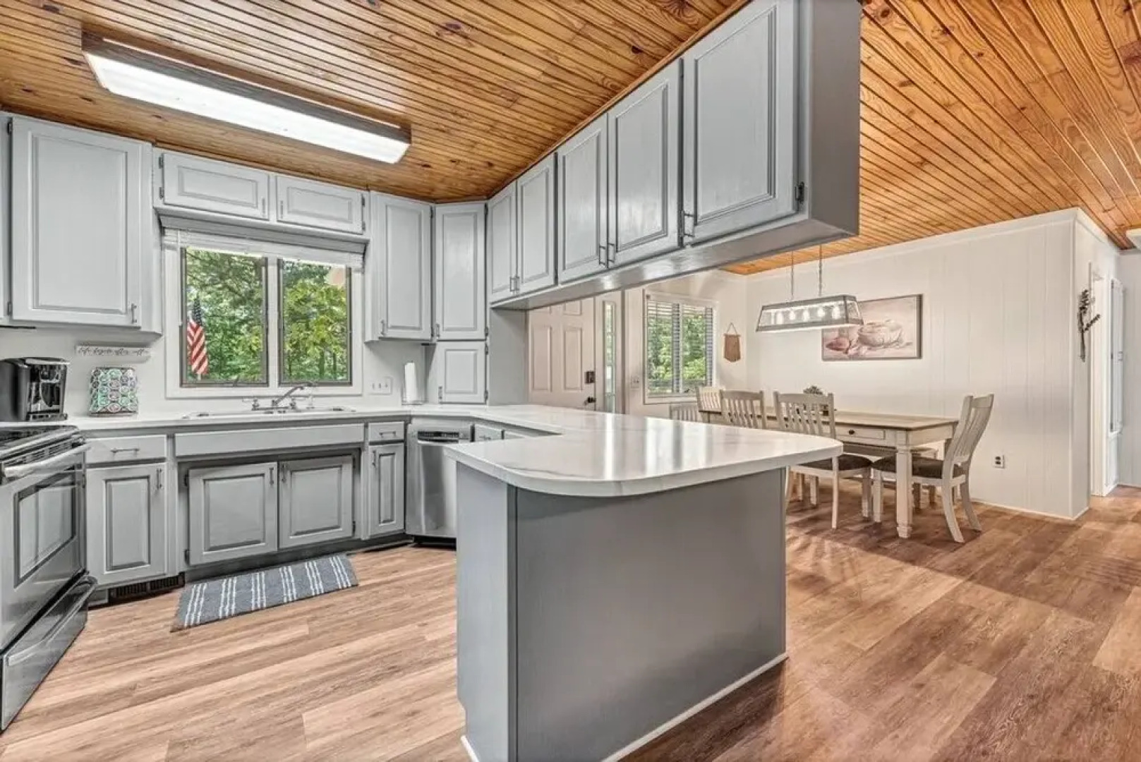 Beaver Lake Hillside Hideaway 2 Bedroom Home by Redawning