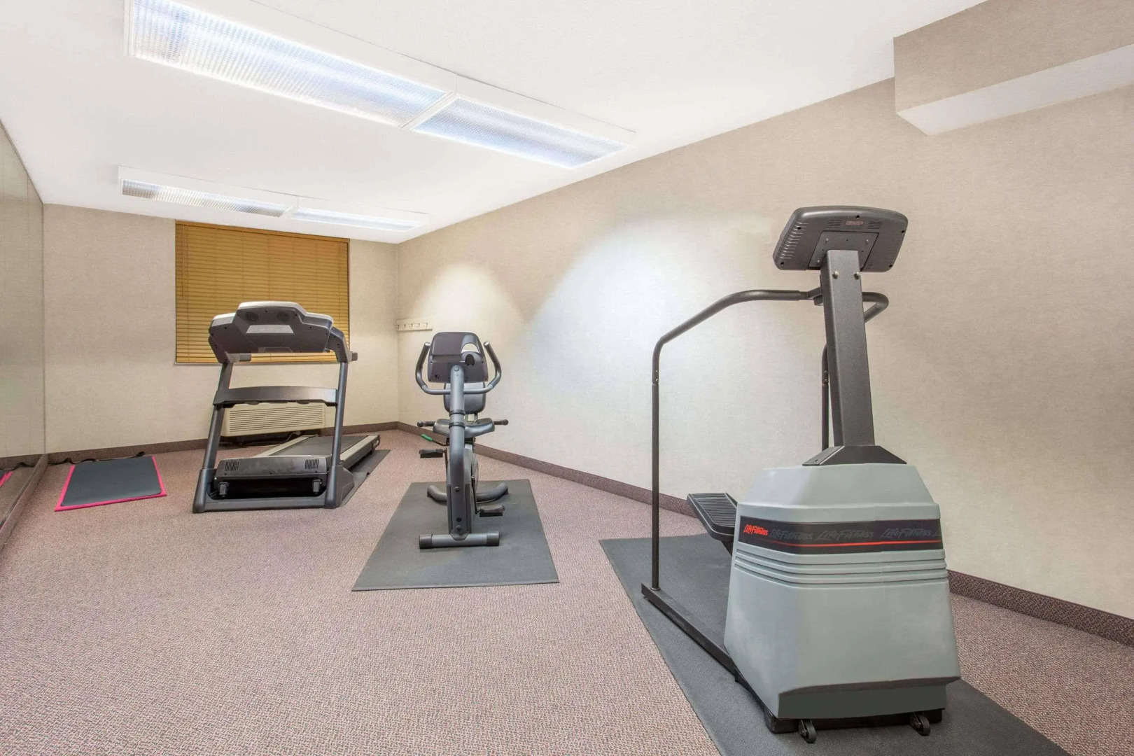 HomeTowne Studios by Red Roof Painted Post