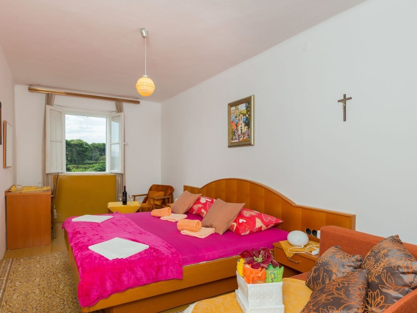 Charming Island Apartment & Garden, Near Sandy Beach and Restaurant, WiFi