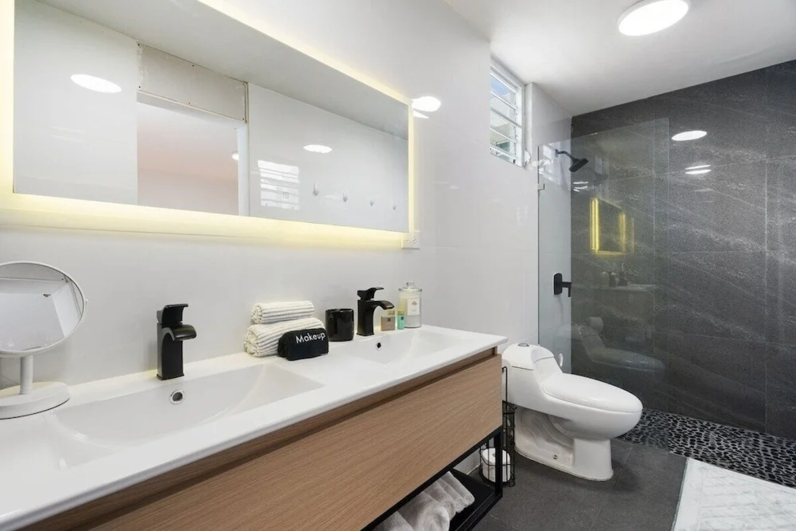 Walk to Beach or Swim in the Pool, 4 Bedrooms 4 Home by Redawning