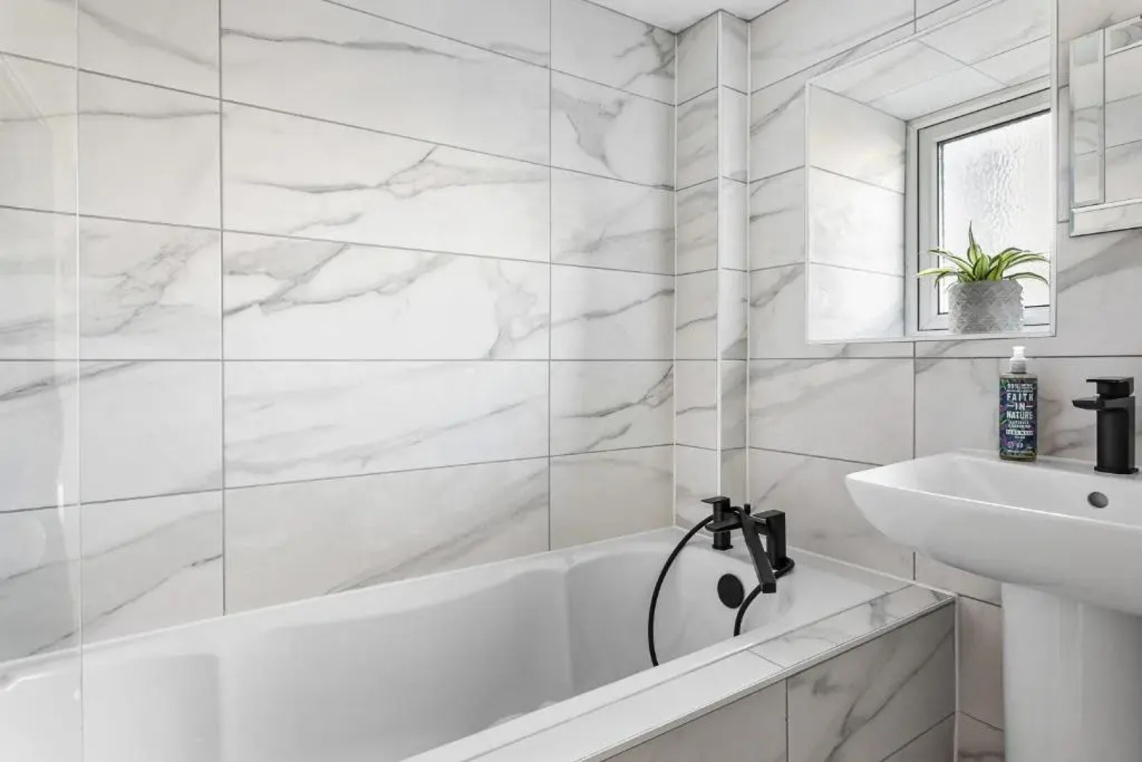 Fourways - Stylish 3-storey Townhouse With Gardens