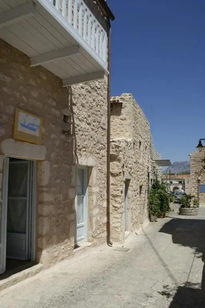 To Karavi Guesthouse