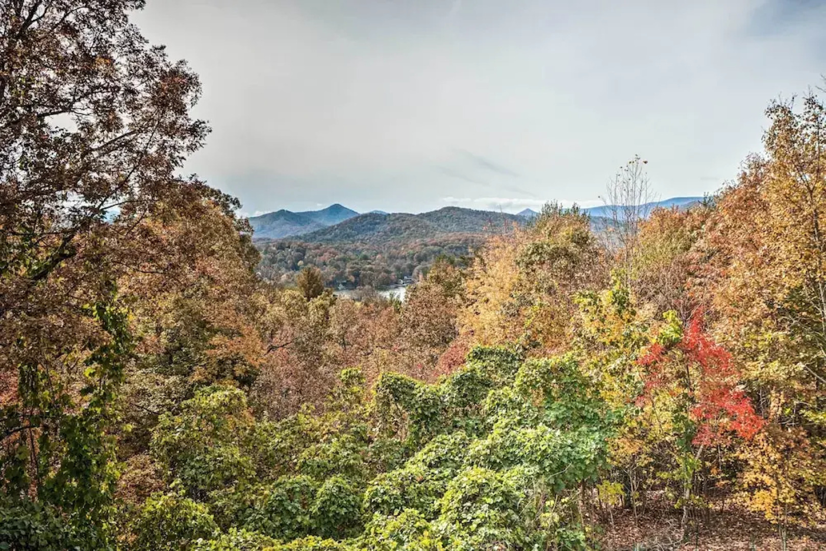 Hiawassee Cabin w/ Mtn Views < 1 Mi to Lake!