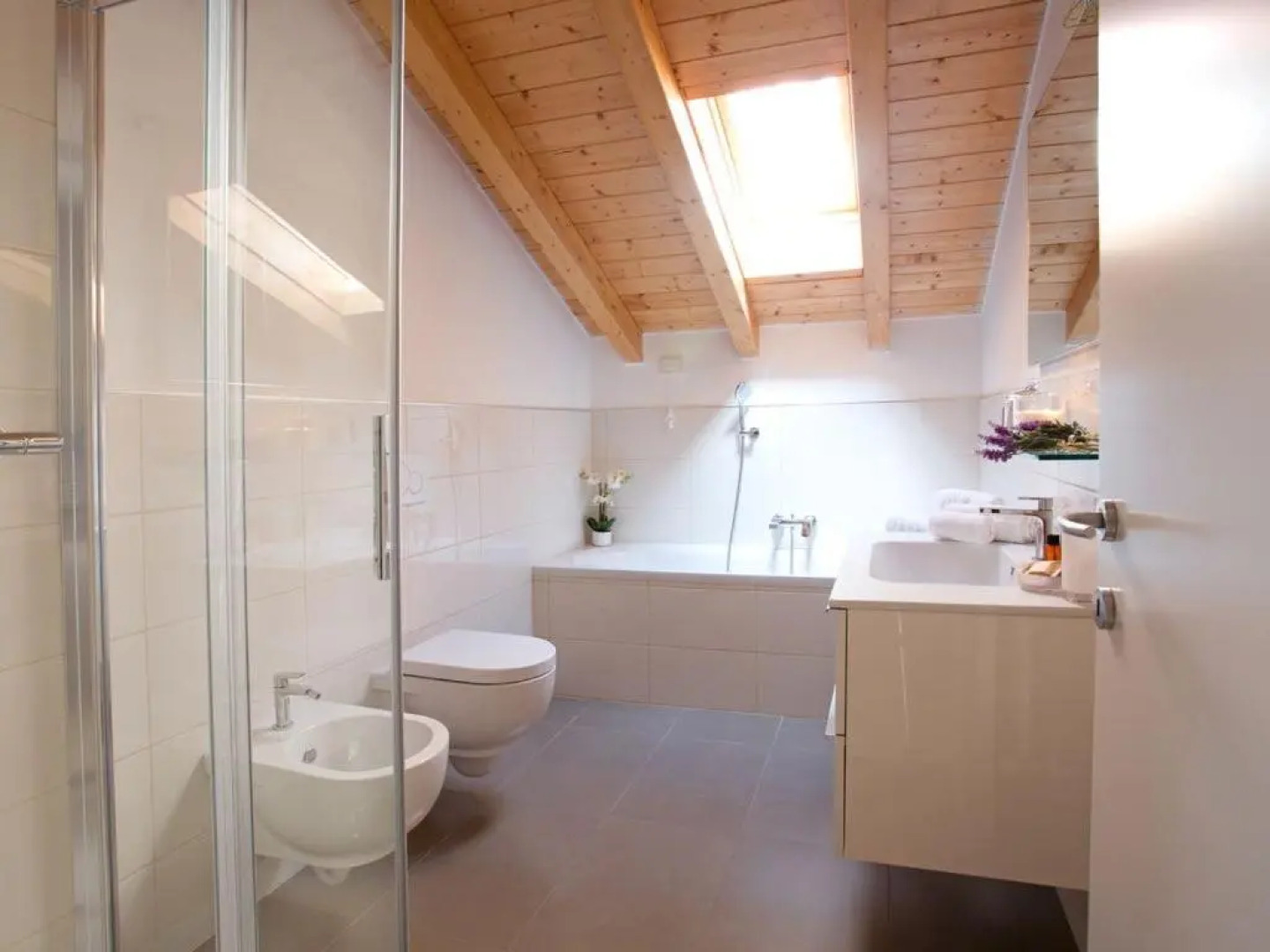 Sala Comacina Apartment No 1 (Sleeps 10)