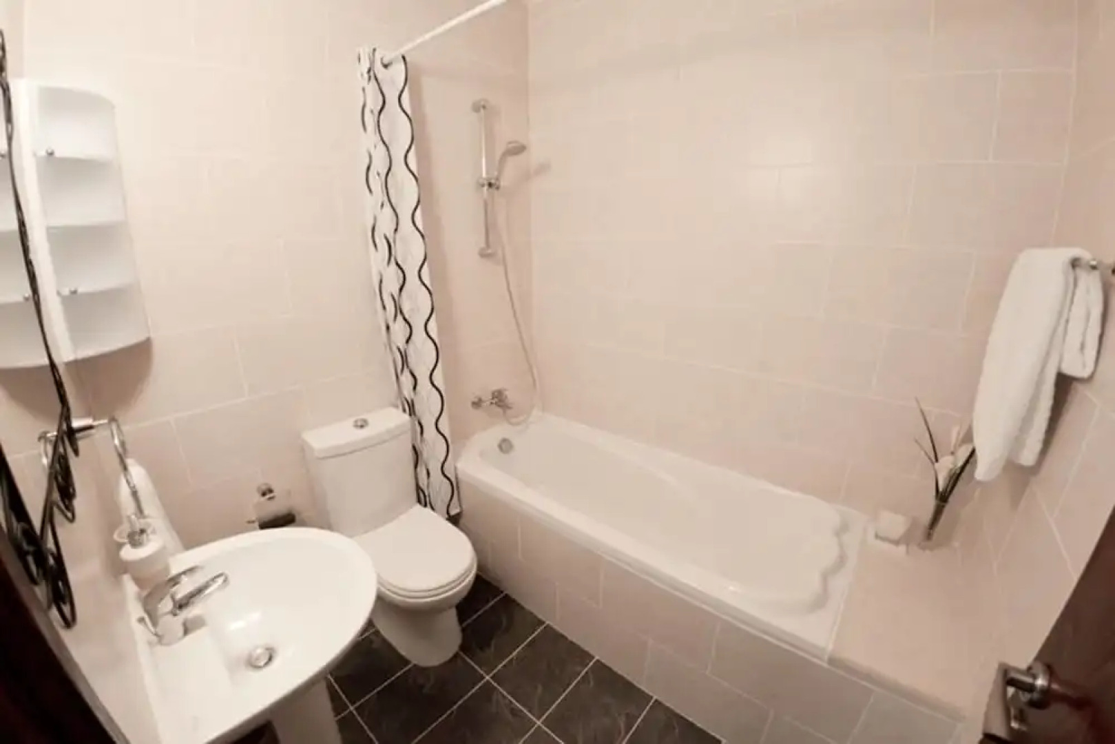 2 bed apt Overlooking Pool -tersefanou, Cyprus