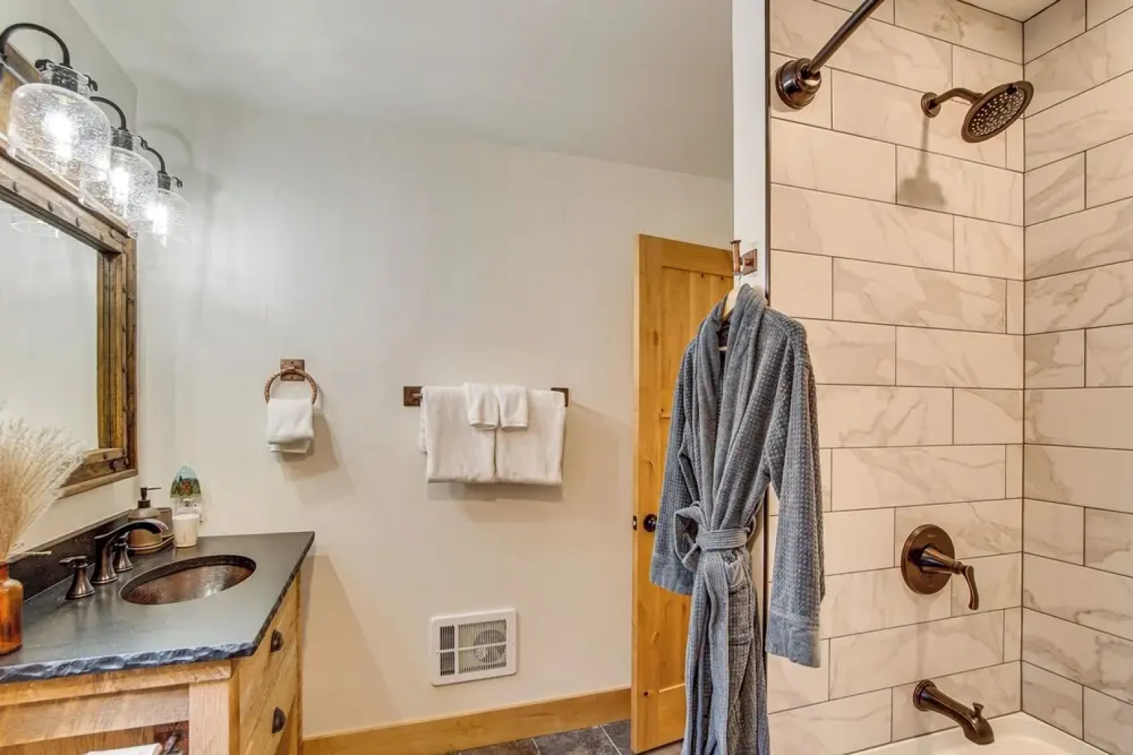 Cle Elum Cabin w/ Hot Tub, 4 Grills & Game Room!