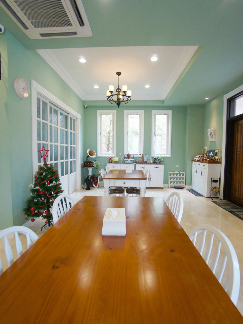 Dancing Butterfly Slide Family Inn