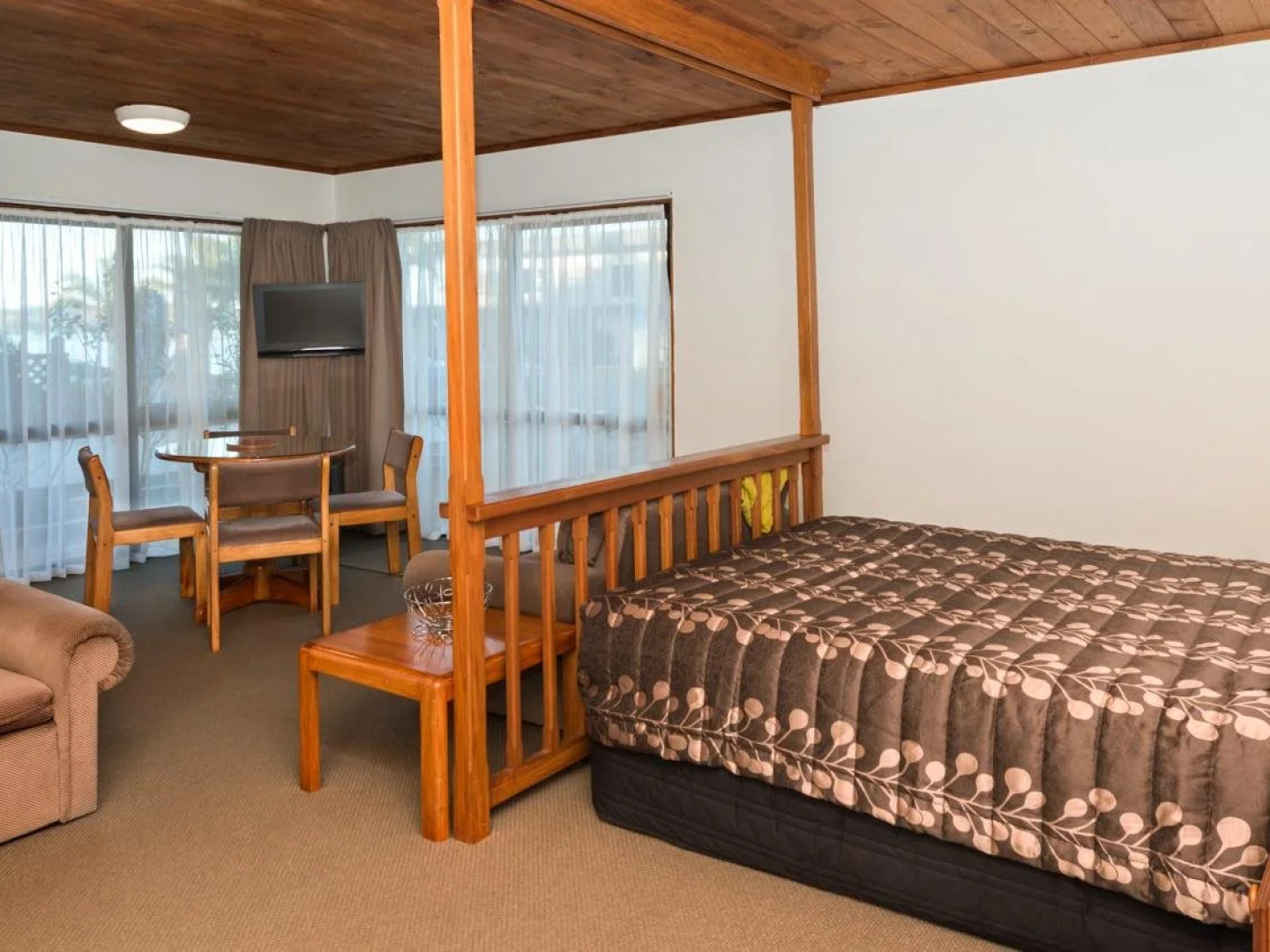 Swiss Chalet Lodge Motel