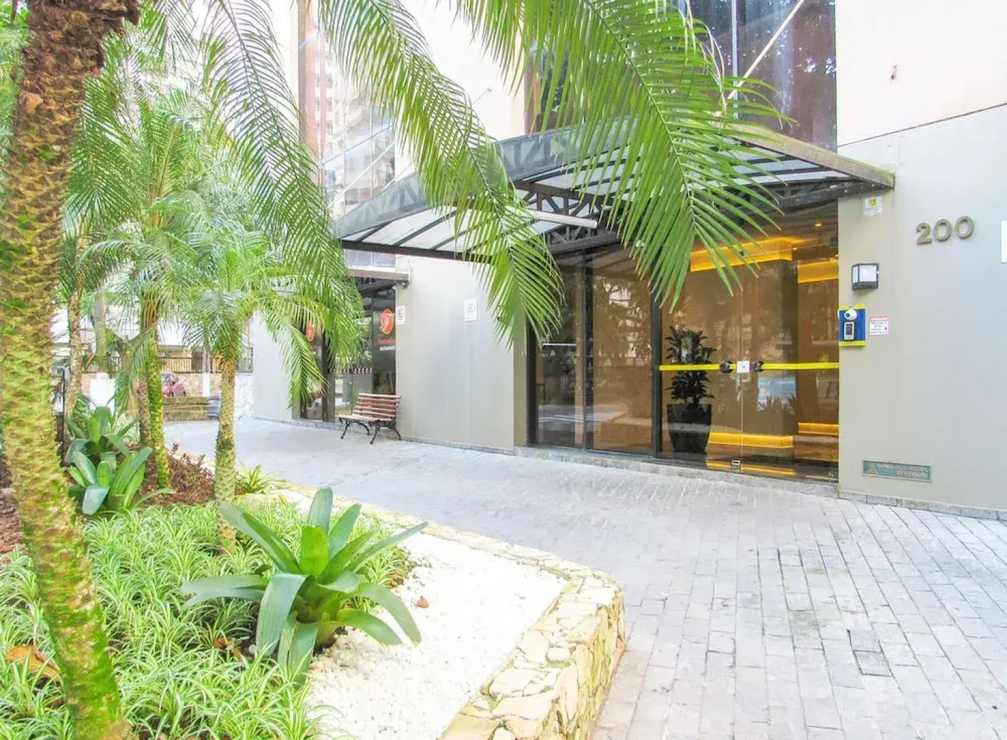 Timo Apto a 200m - Praia das Pitangueiras Guaruj