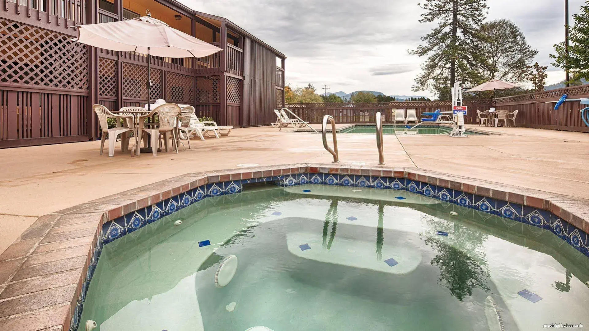 Oakridge Inn & Suites