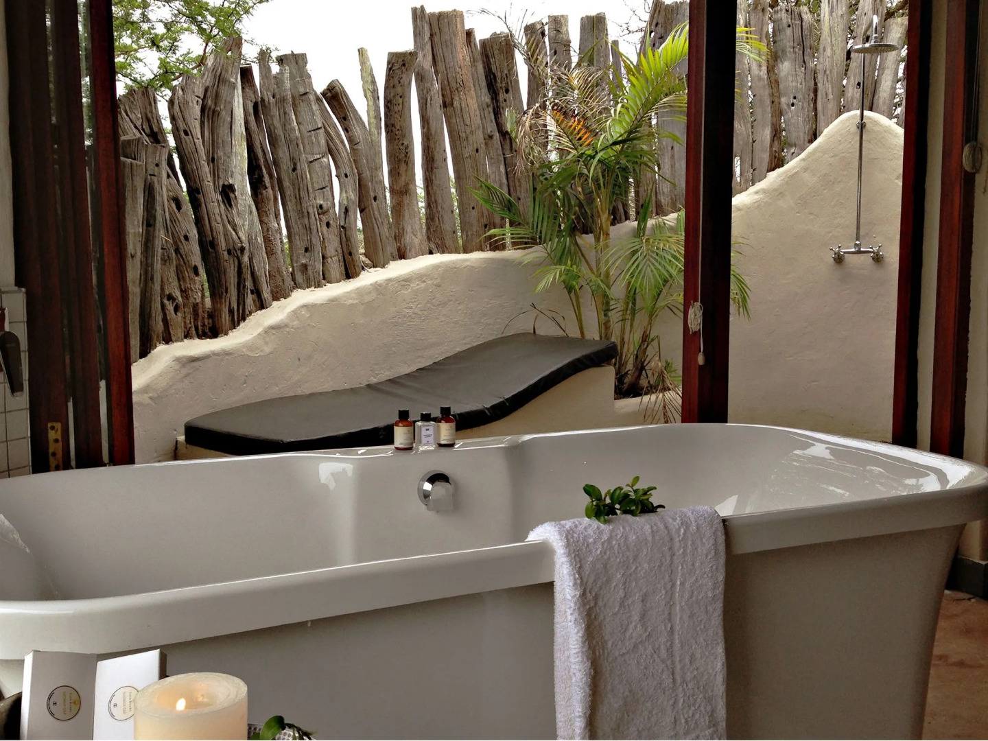 Hlosi Game Lodge - Amakhala Game Reserve