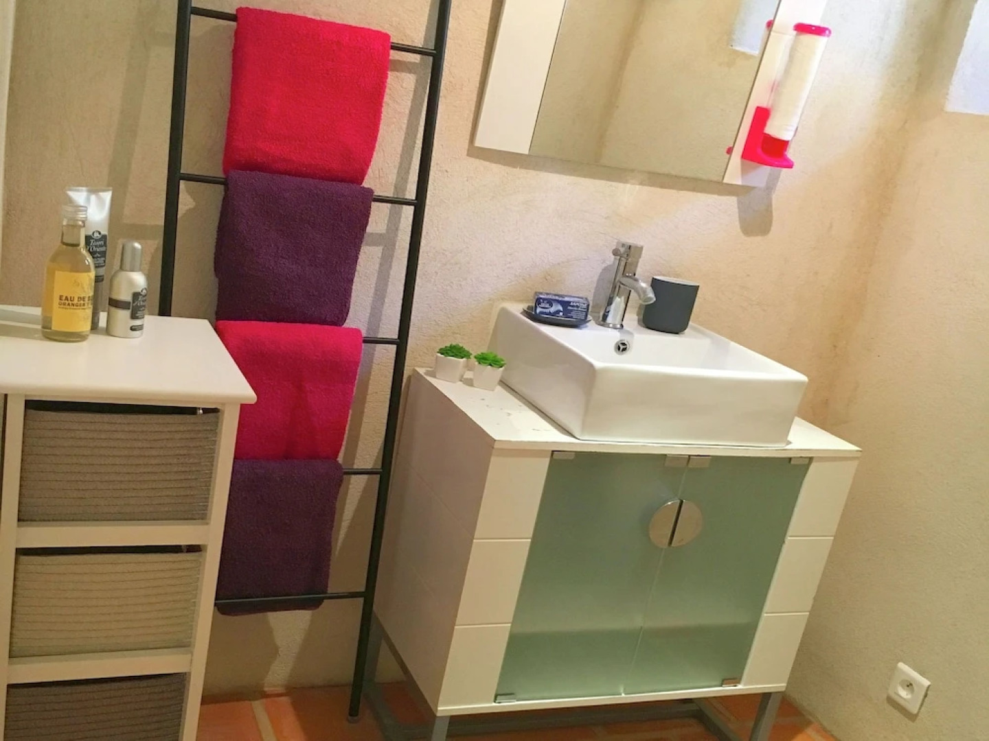 2 Tastefully Furnished Gites With Private Pool, 1km From Faucon