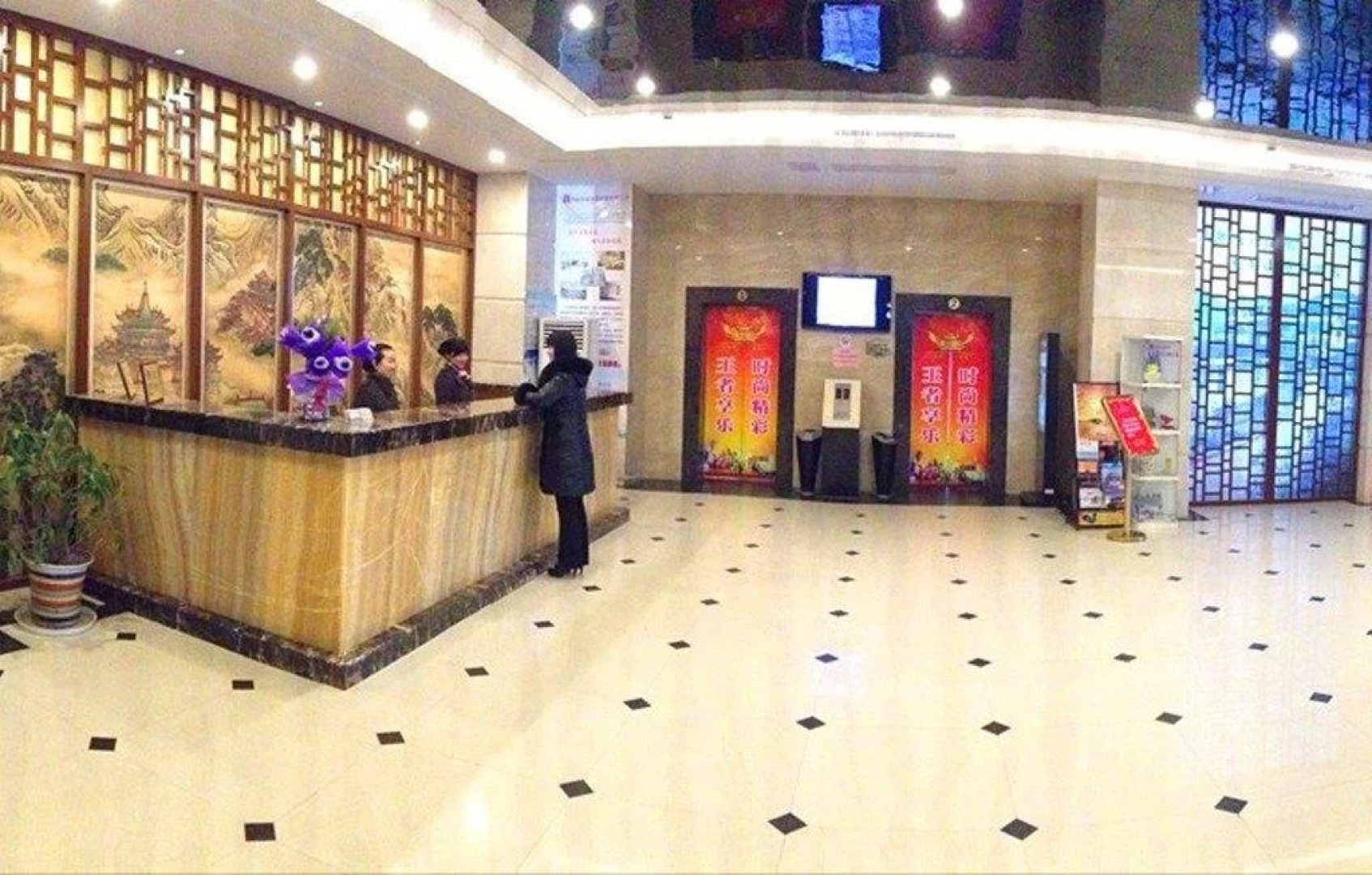 Yue Hotel (Wuhan University of Technology Wenzhi Street Subway Station)