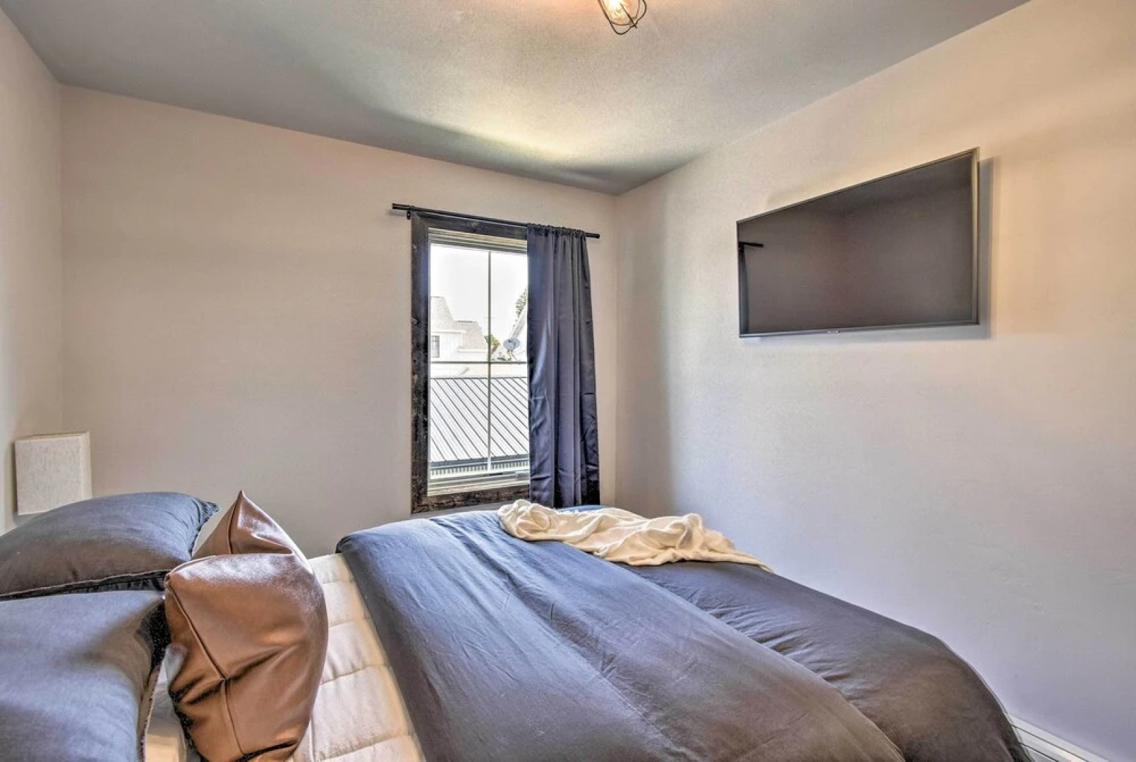 Elkhart Lake Townhome, Mins to Road America!