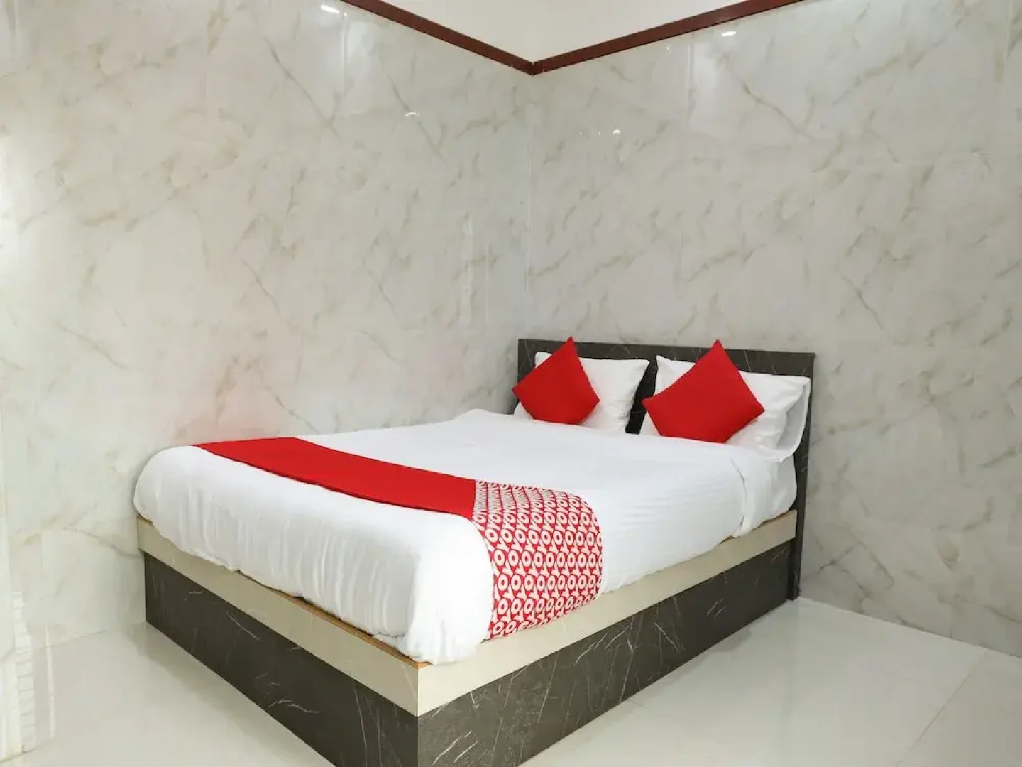 OYO 16537 Guru Comforts