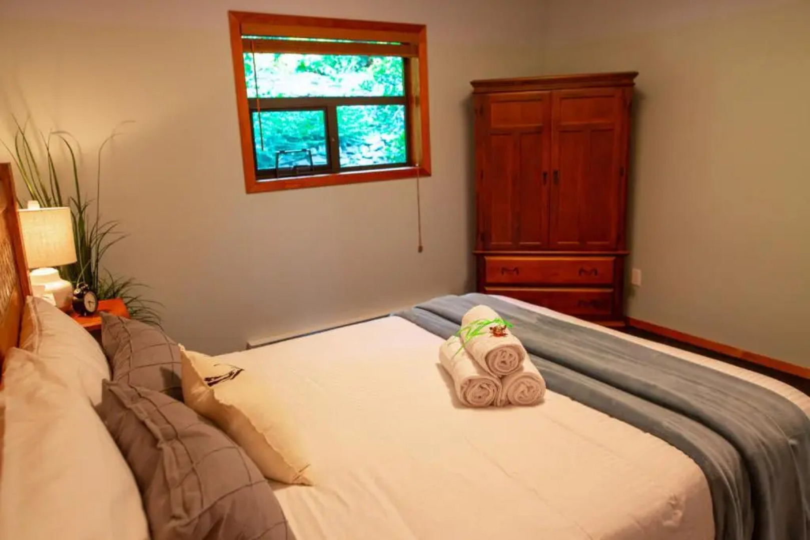 The Overlook, Luxury Lakeside Home with Dock