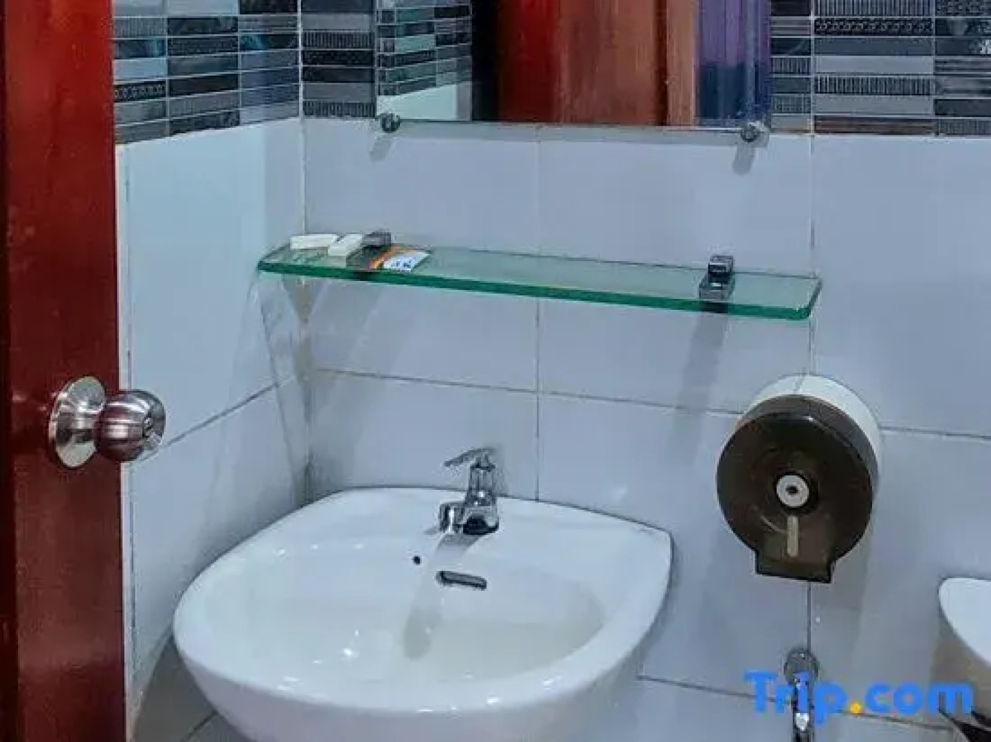 RedDoorz @ Alejandro's Suites & Venue