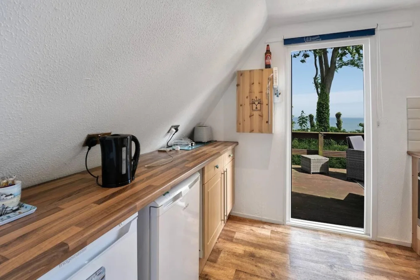 The Lookout, Sunny Beach Retreat, Sleeps 5 Guests