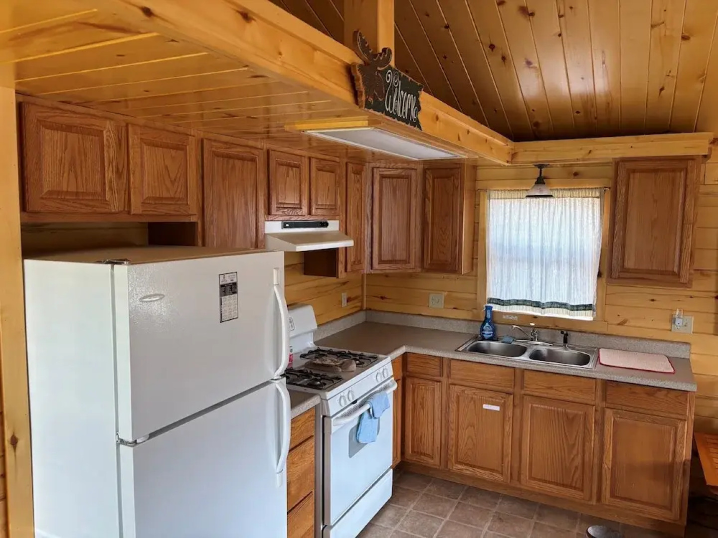 Twin Pines Lodge & Cabins