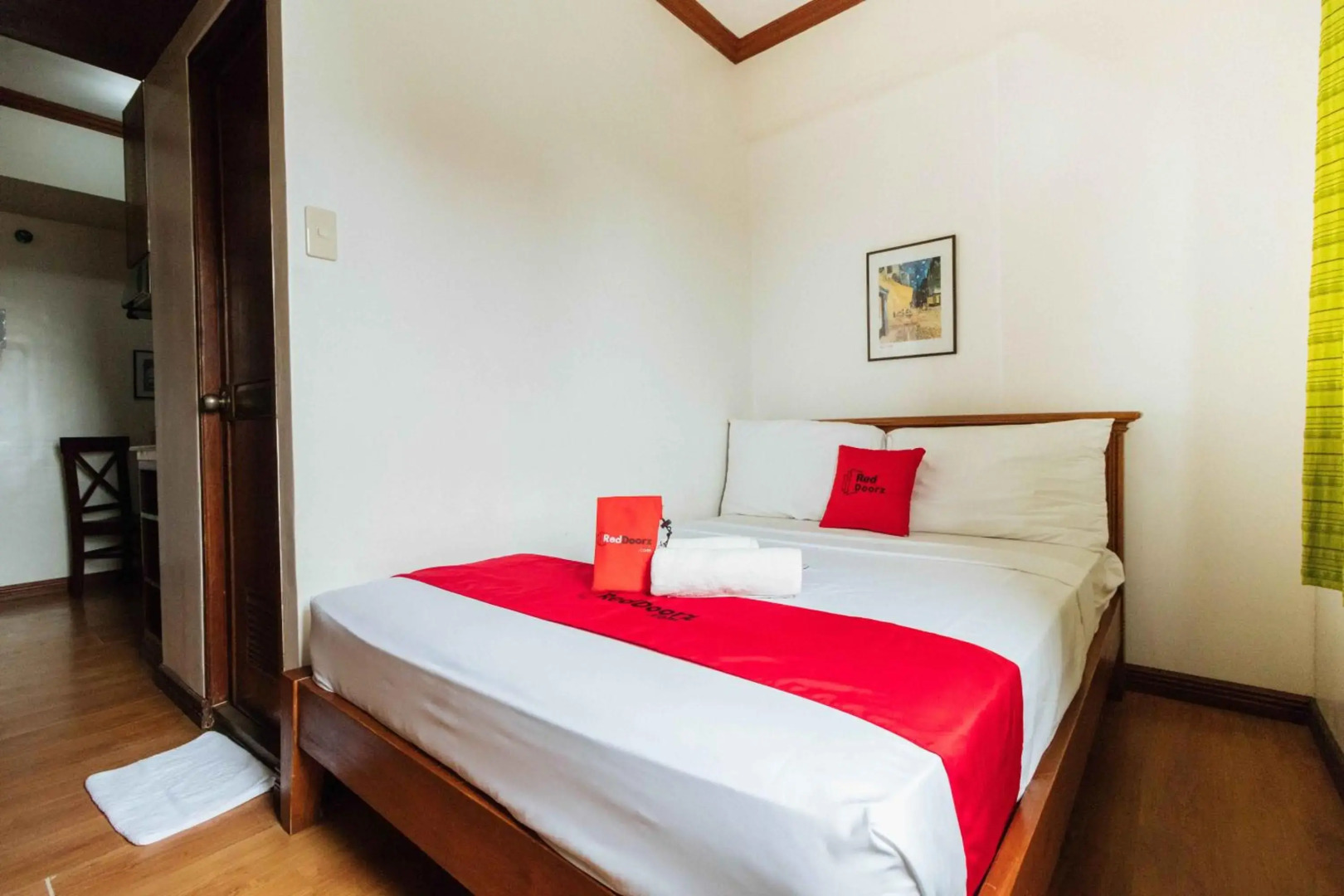 RedDoorz @ Moonwalk Paranaque