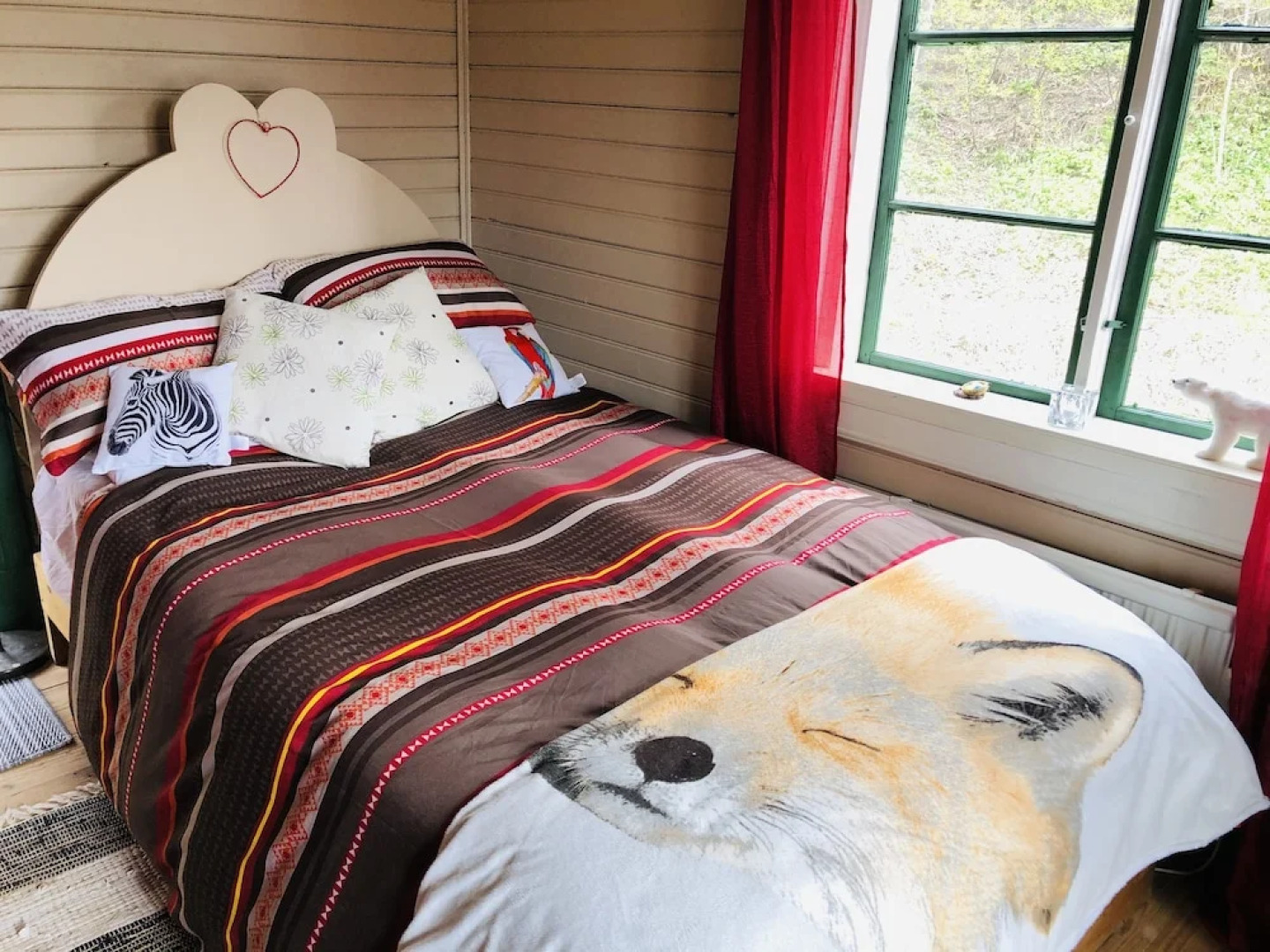 Tranquil Lakeside Cottage Retreat