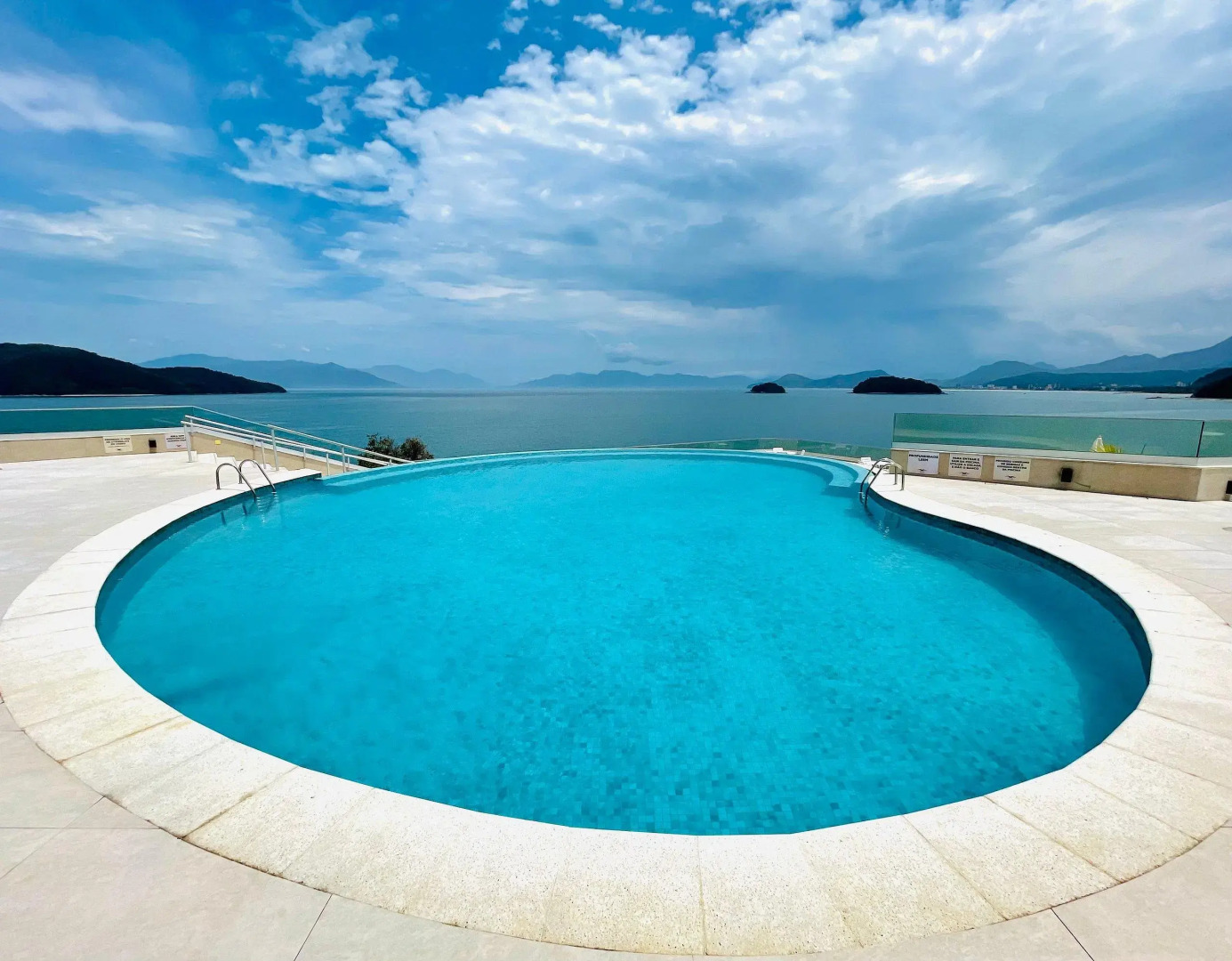 Apto c/ piscina e vista para o mar - Caraguatatuba