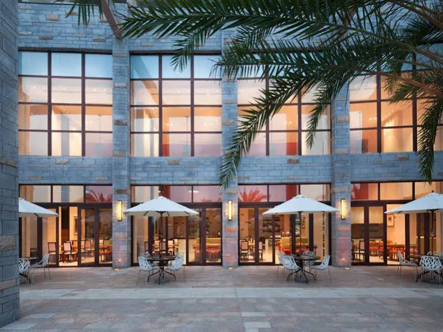 Aloha Oceanfront Suite Resort