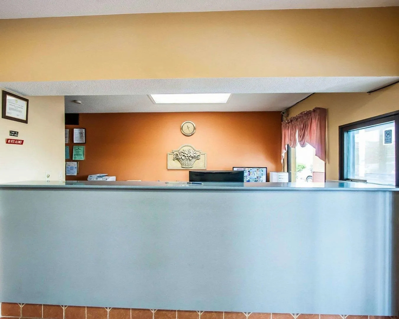 Econo Lodge Inn & Suites