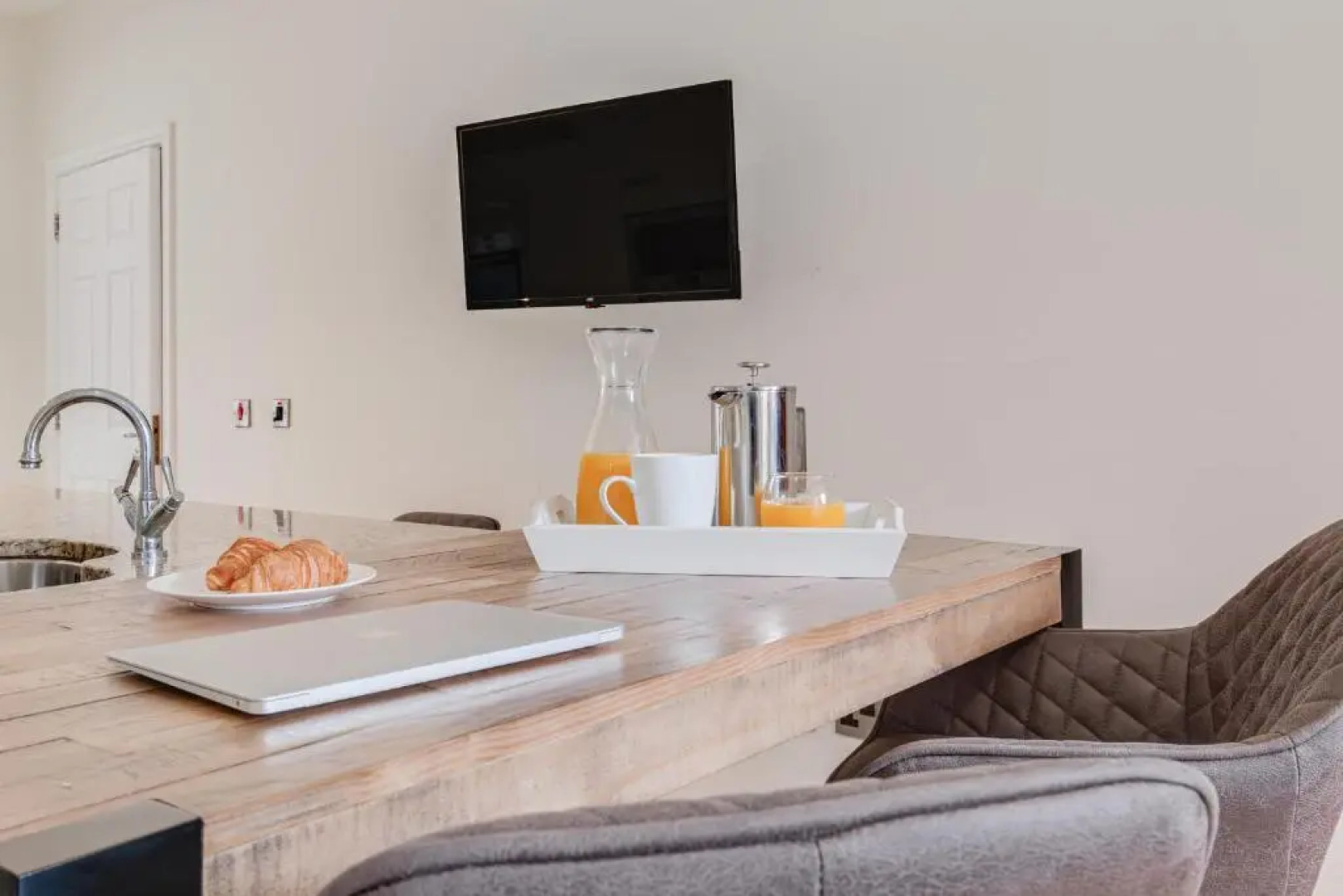 Modern, luxury suites with private bathrooms close to city centre