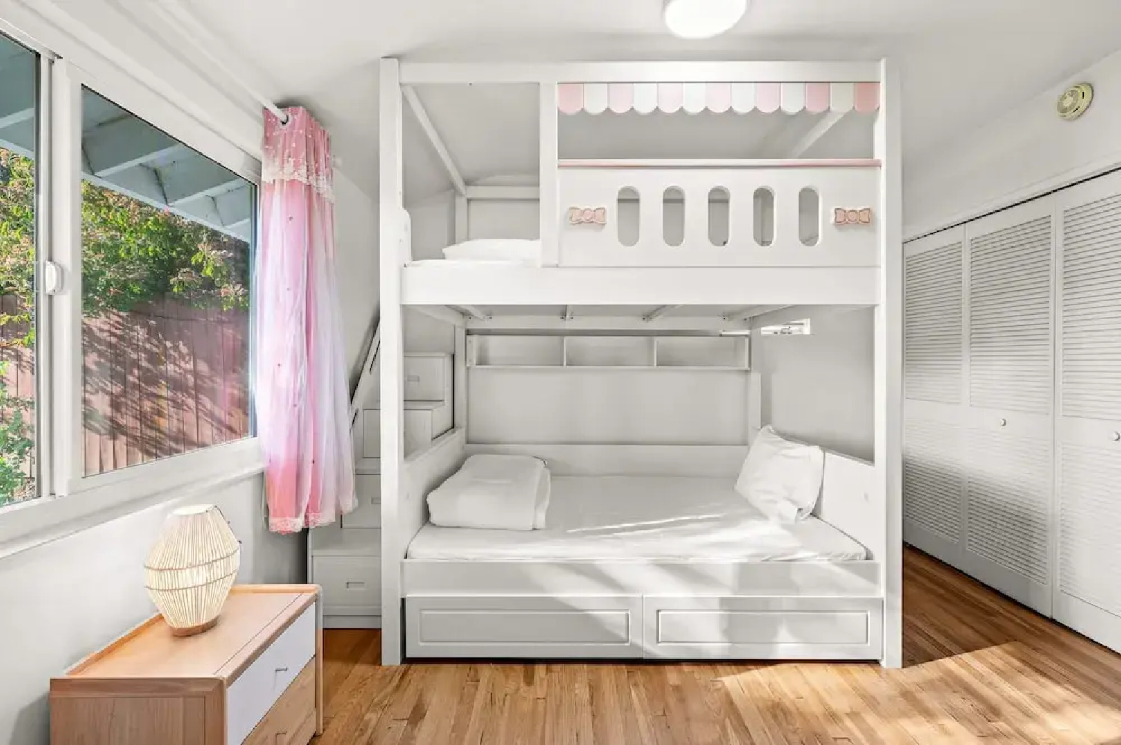 Perfect Family Home With Fireplace Spacious Yard