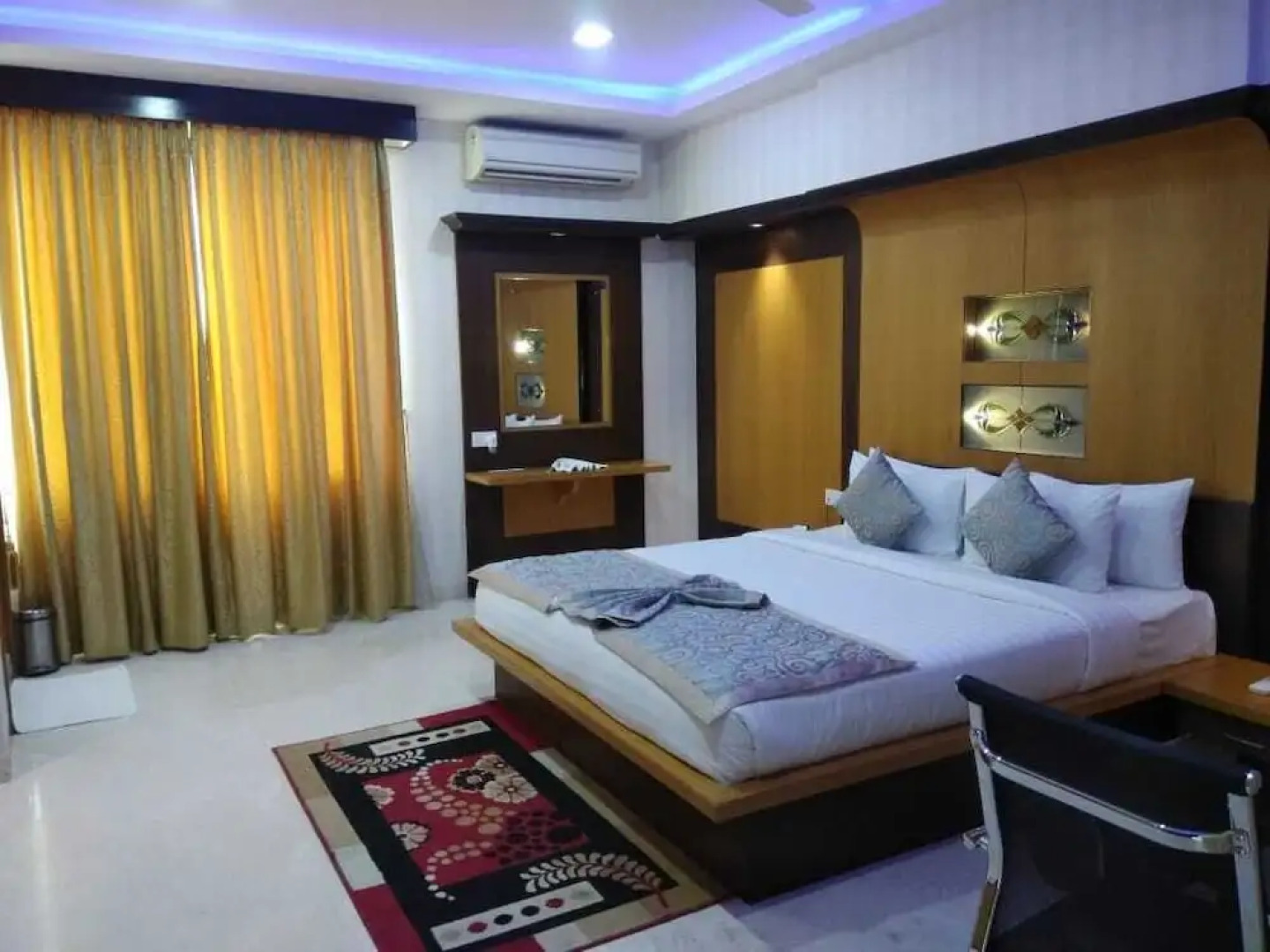 Iroomz Hotel SR Grand