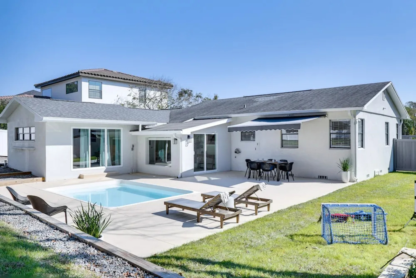 Lakeland Retreat: Private Heated Pool & Yard Games