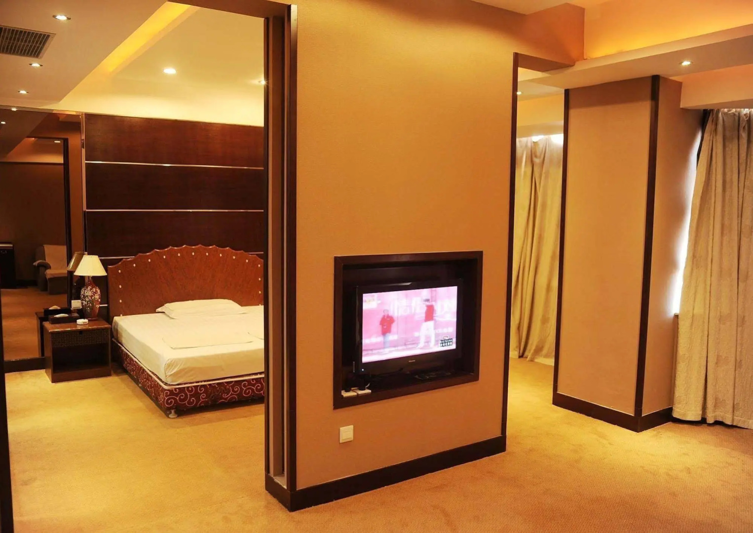 Hongkou Business Hotel