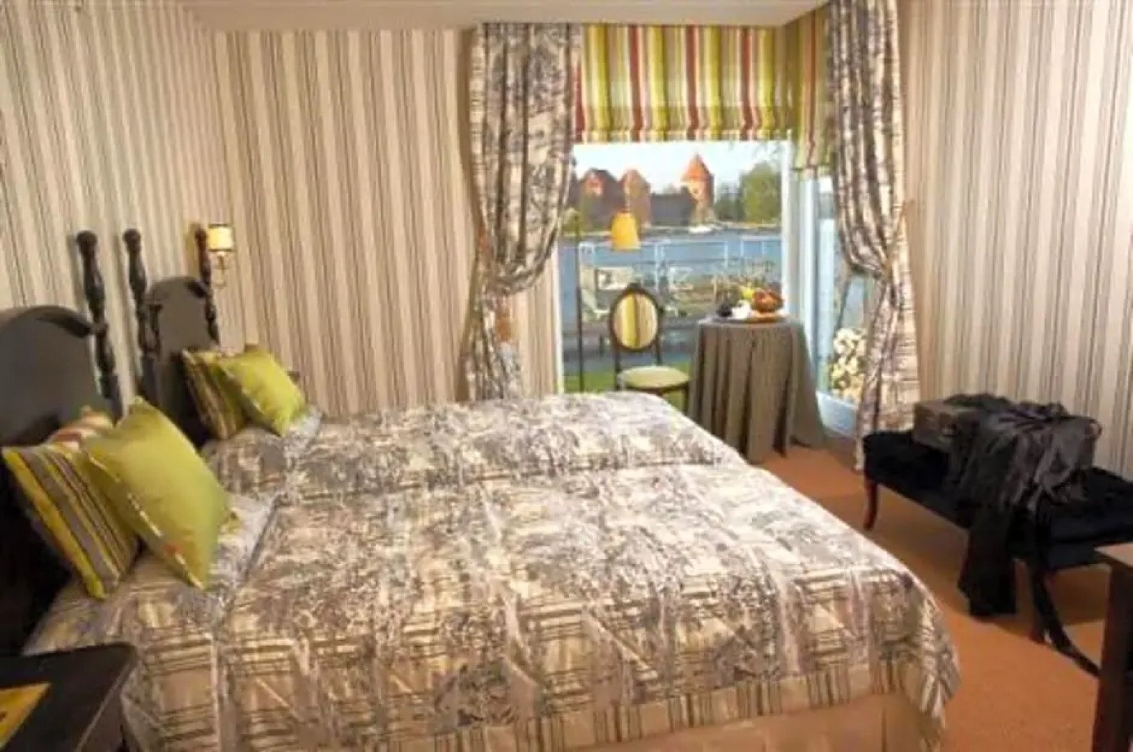 Apvalaus Stalo Klubas