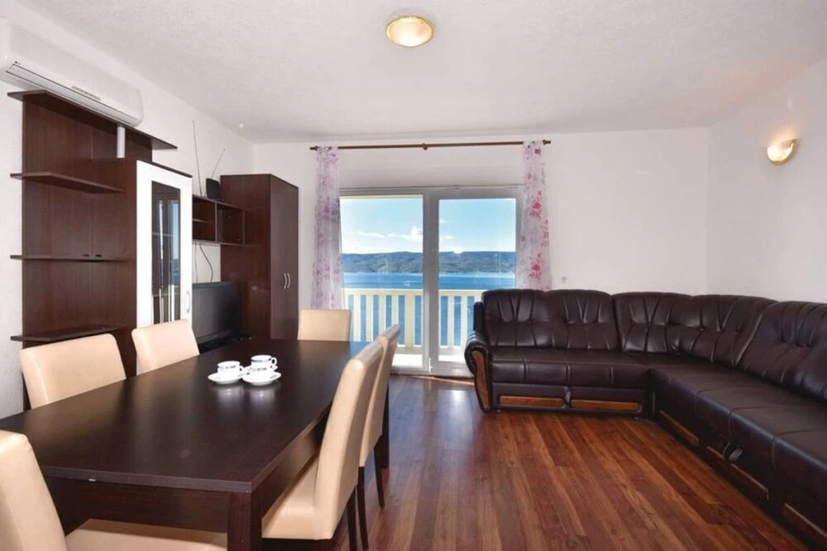 Emilie's House And Apartment