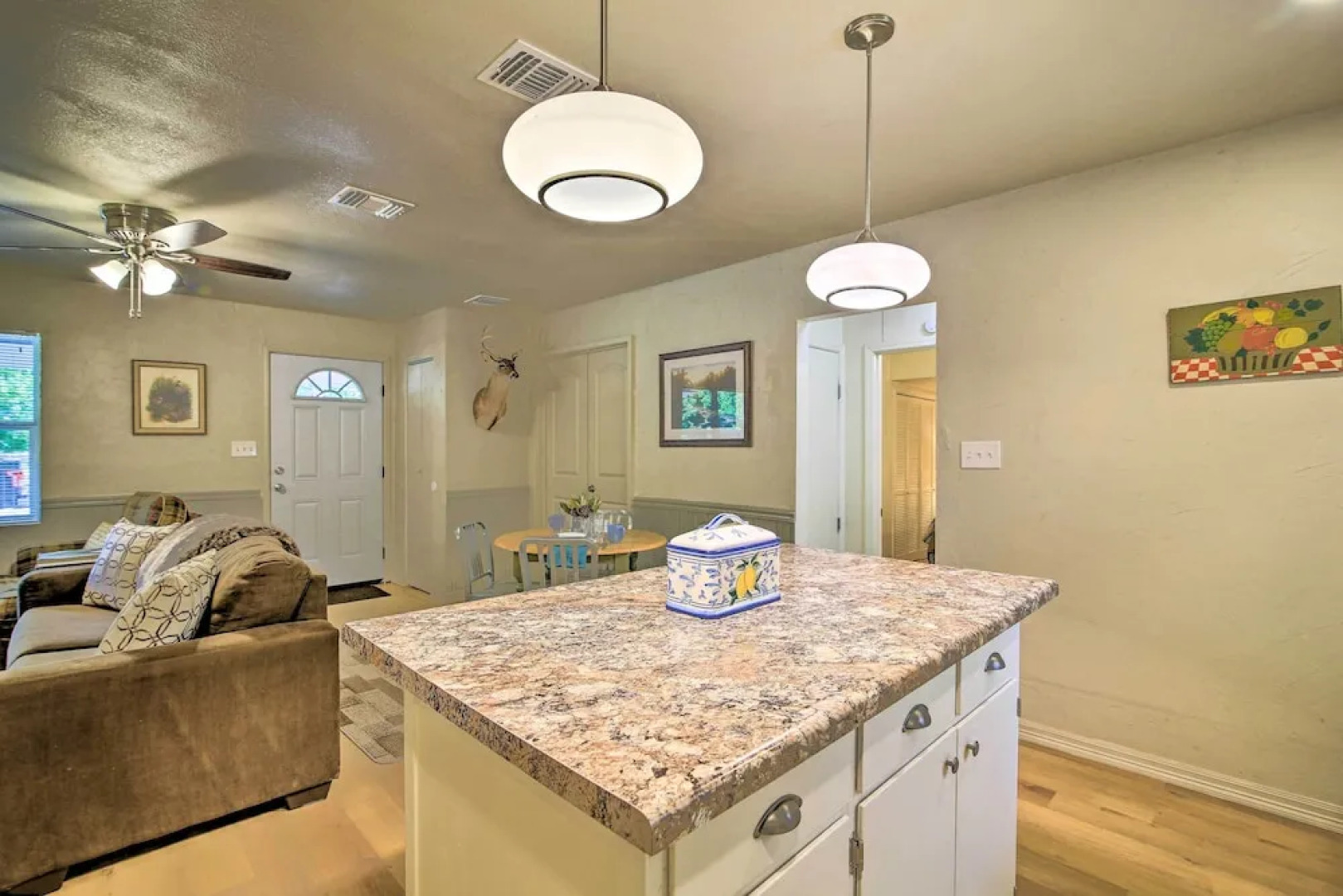 Utopia Family Home, 2 Blocks to Utopia Park!