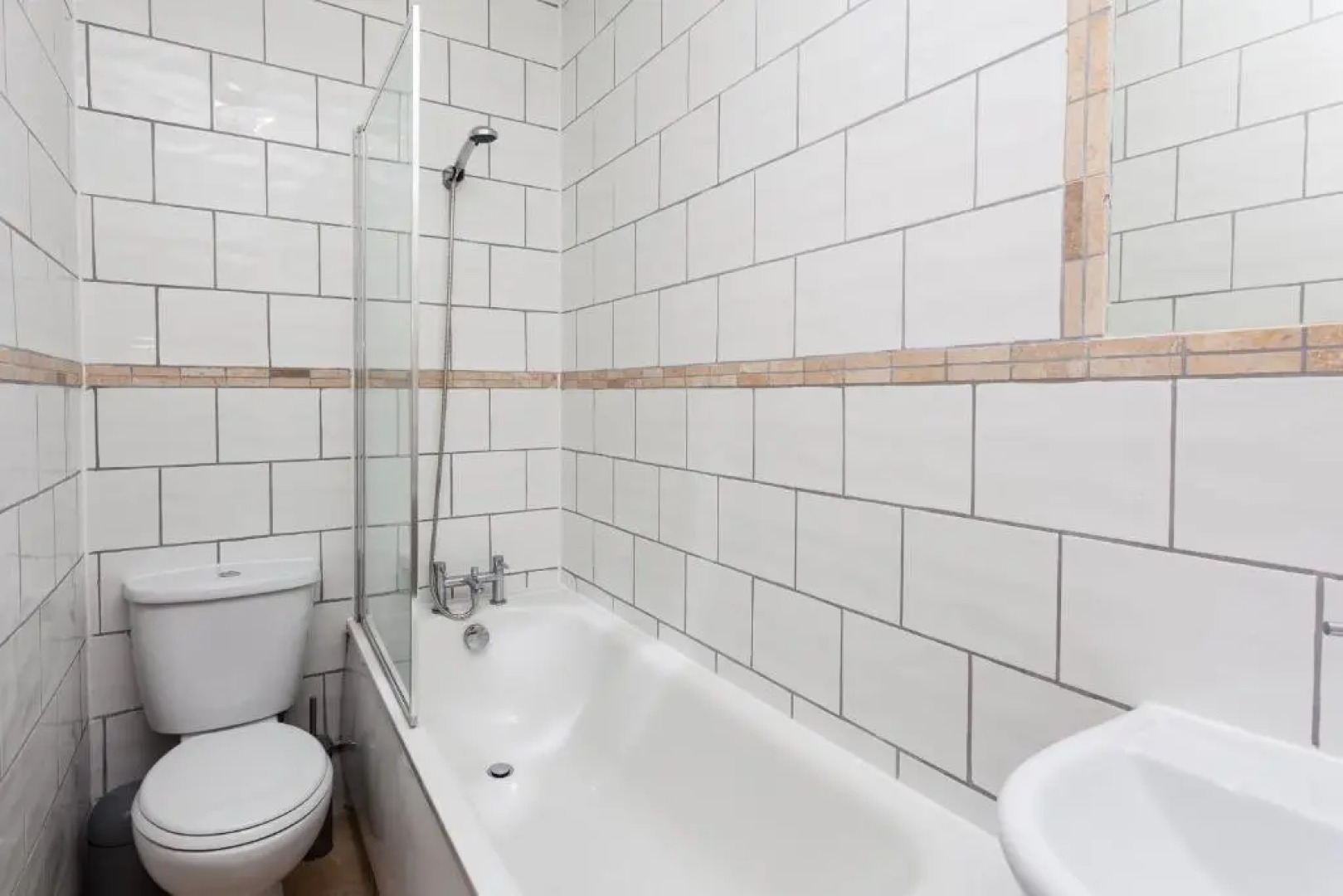 Redhill Garland- 1 bed 1 bath self contained ground floor flat