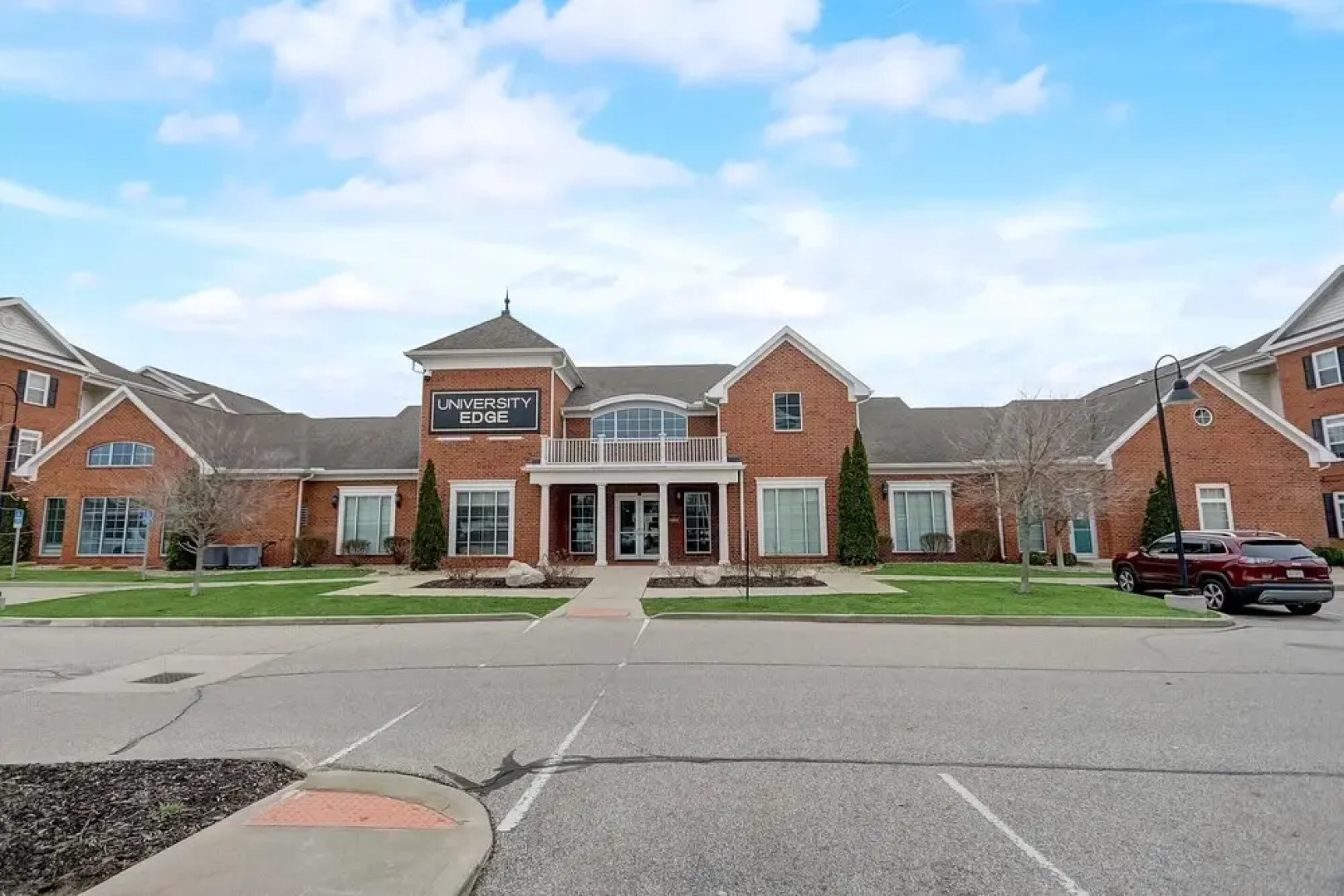 FRONTDESK University Edge Notre Dame Apts South Bend