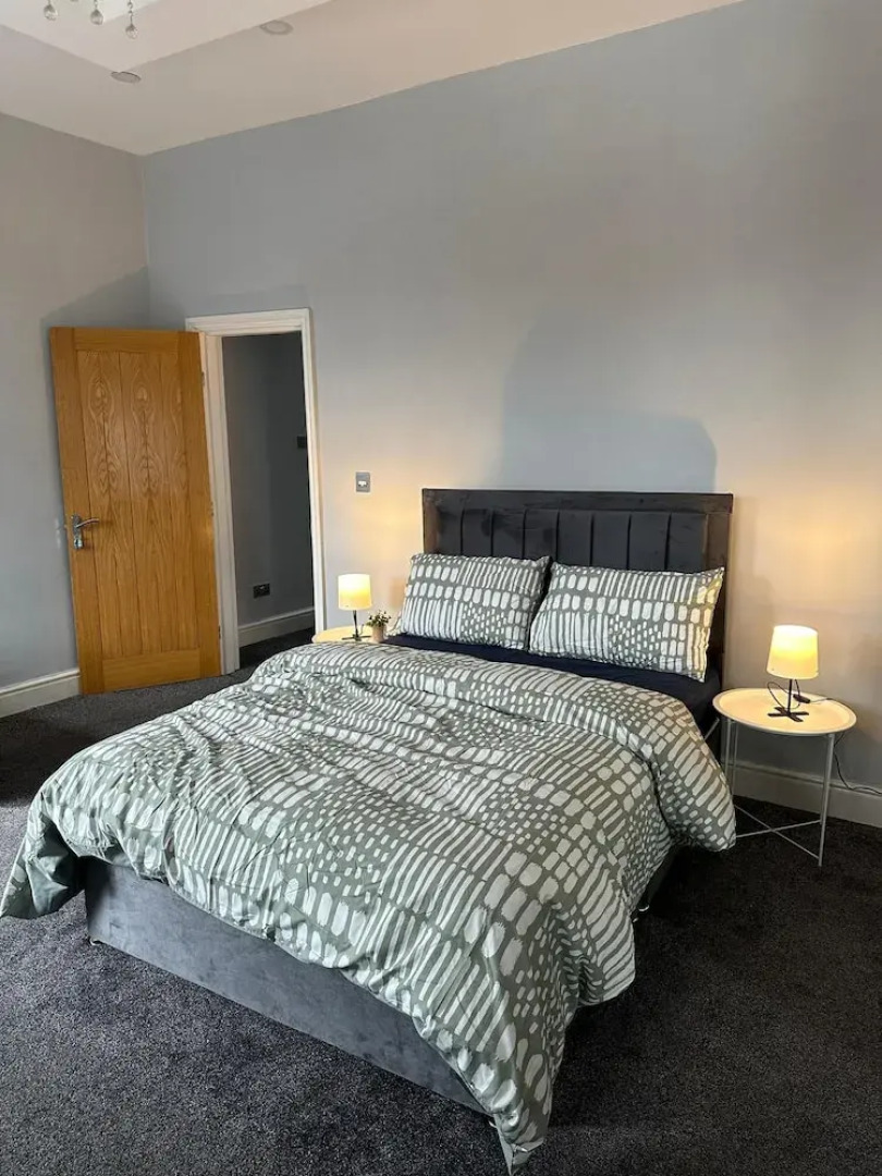 Cozy Manchester House - Stay With Host Onsite