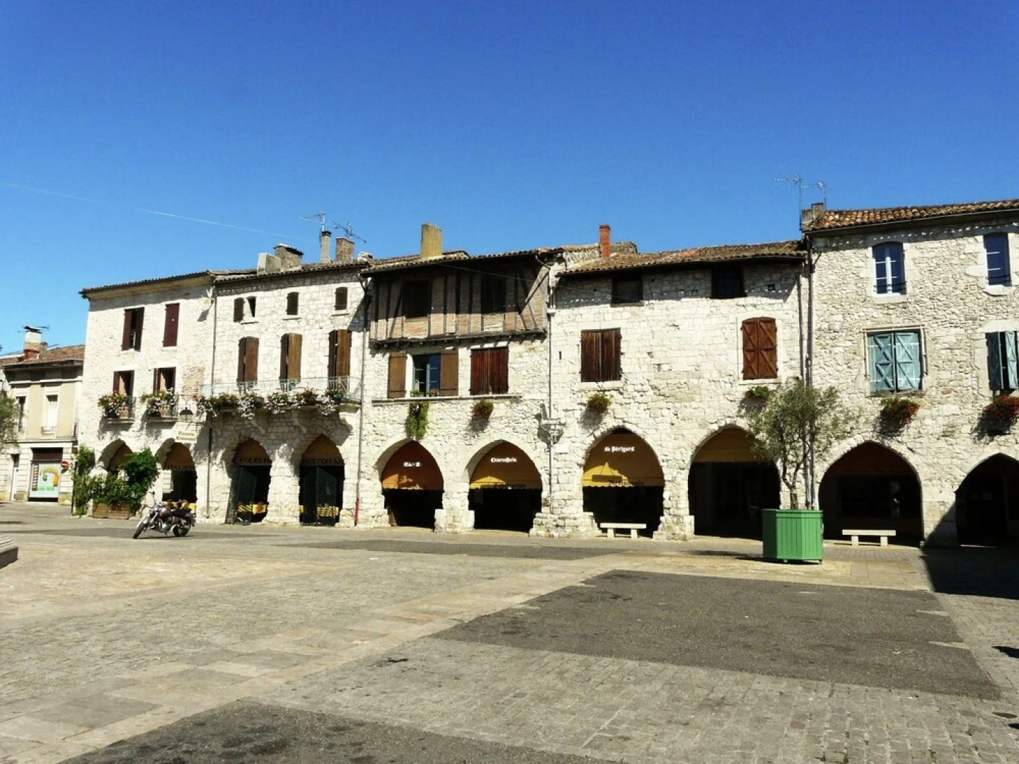 Warm Mansion with Swimming Pool in Sigoules France