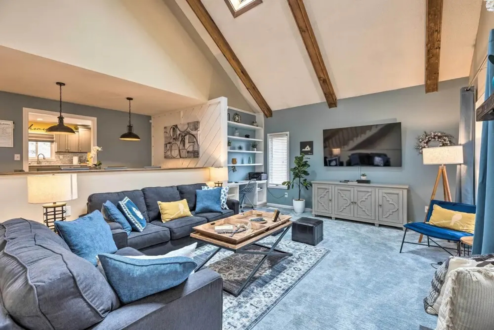 Modern Home: Deck, Bbq, Games, Fire Pit, & More!