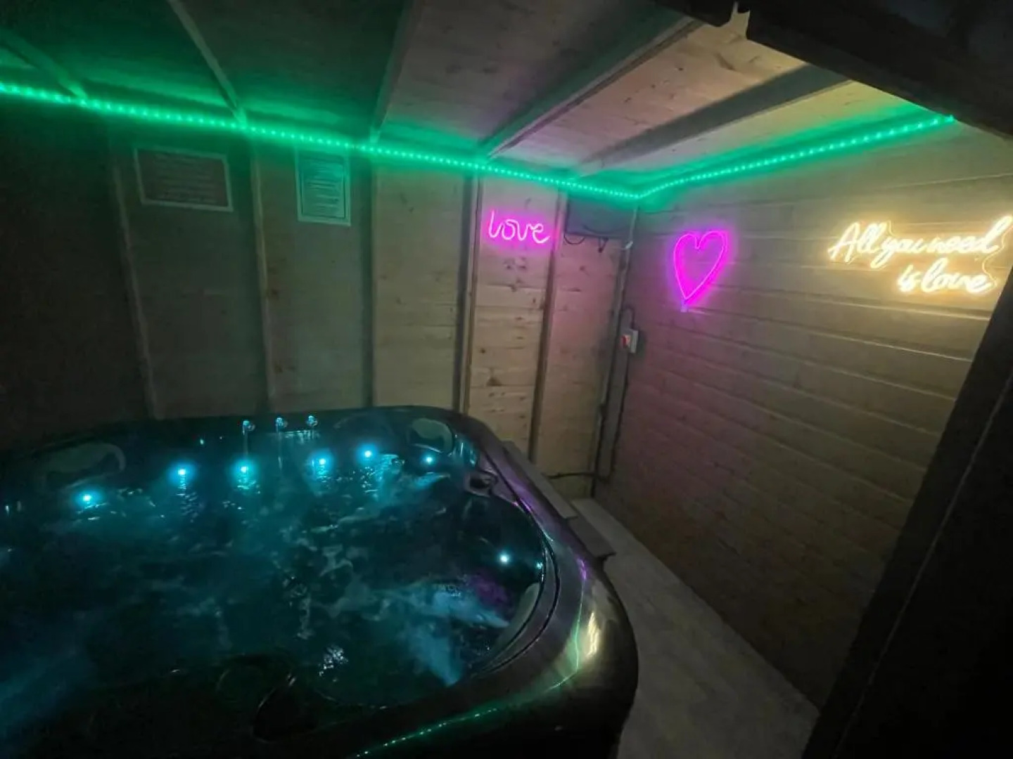 Family Holiday Home With Hot Tub Sleeps 8