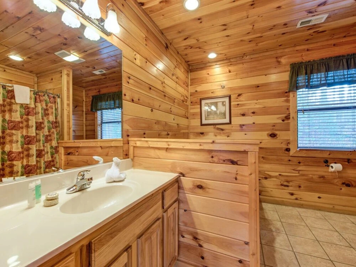Apple Bear Lodge - Four Bedroom Cabin