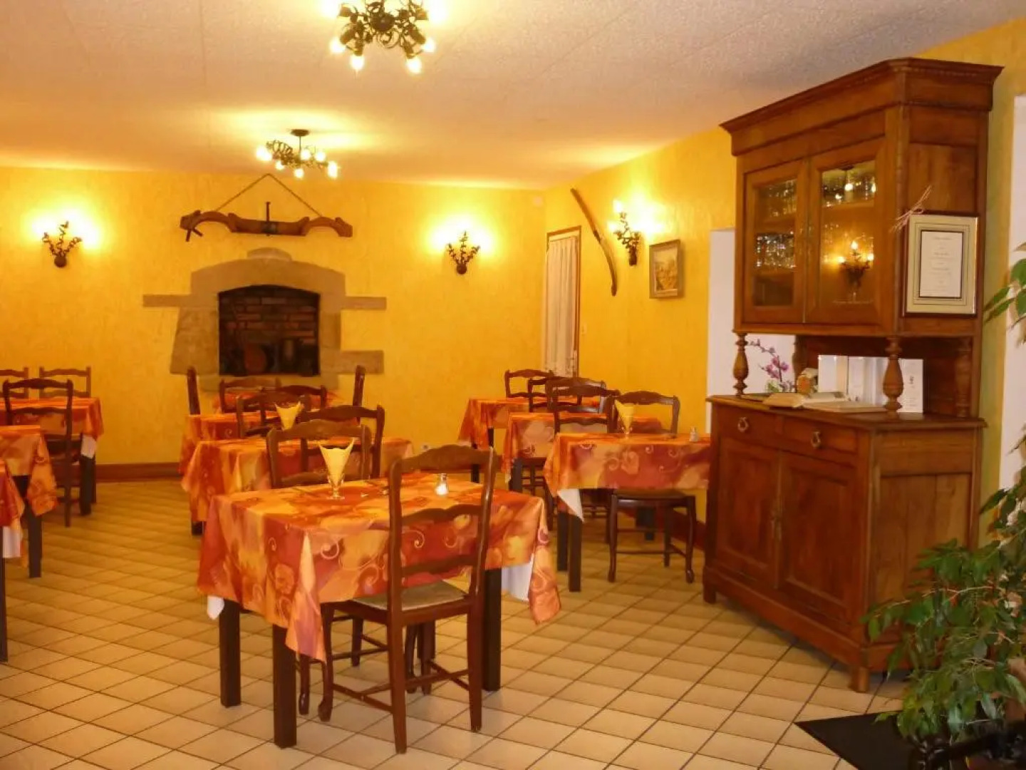 Hôtel Les Voisins Beaucemaine