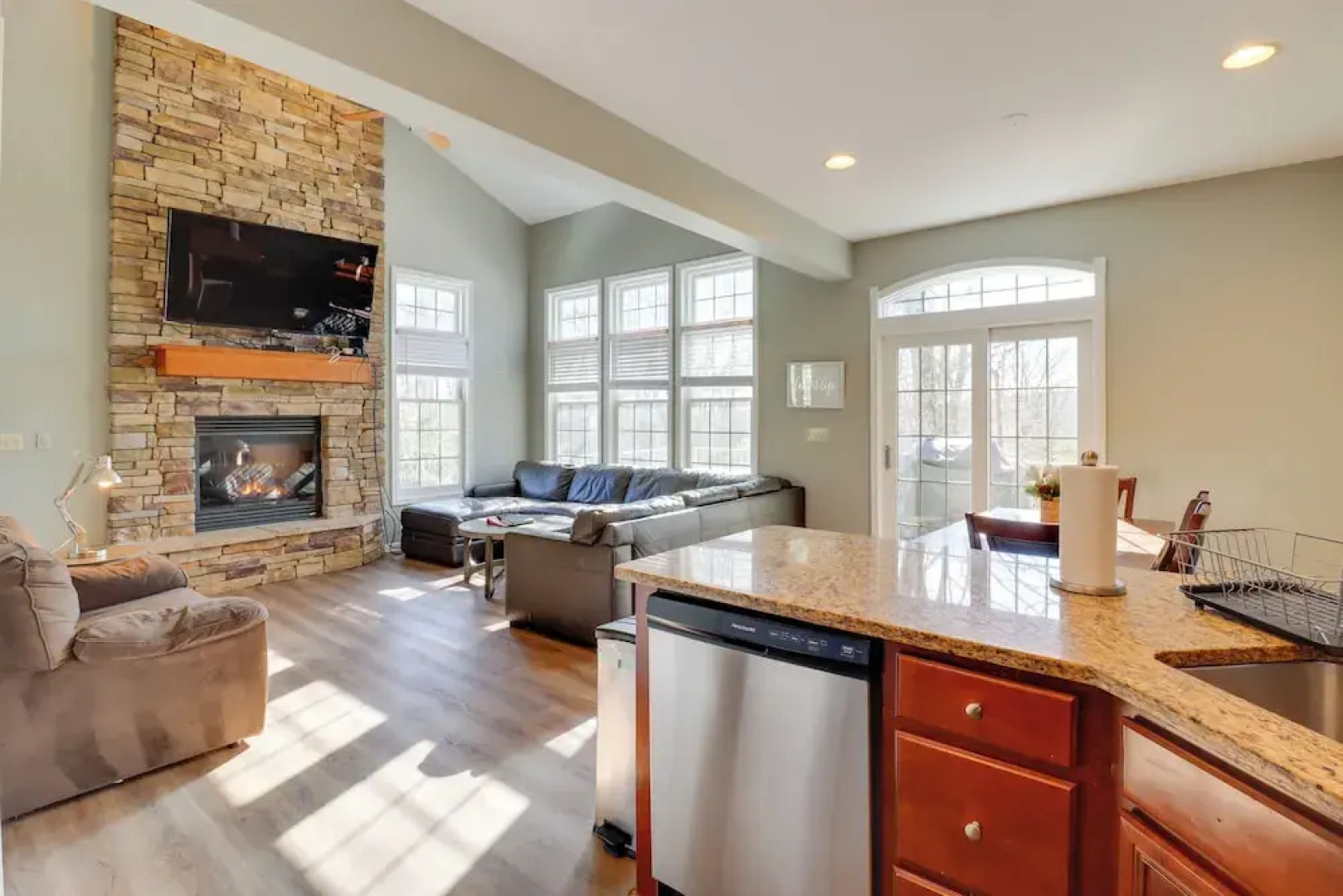 Hot Tub & Community Perks: Big Boulder Lake Escape